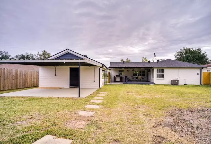 Lake Charles Home W/ Gas Grill & Fenced In Yard!