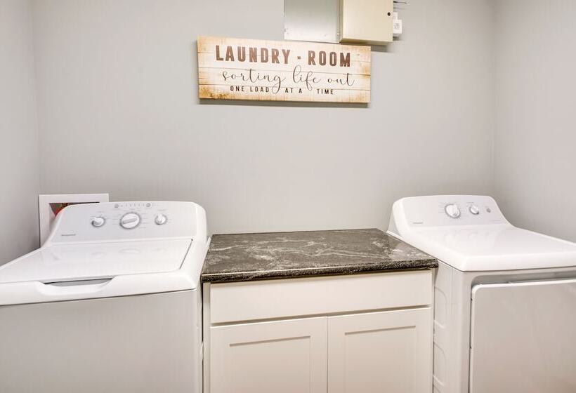 Lake Charles Home W/ Gas Grill & Fenced In Yard!