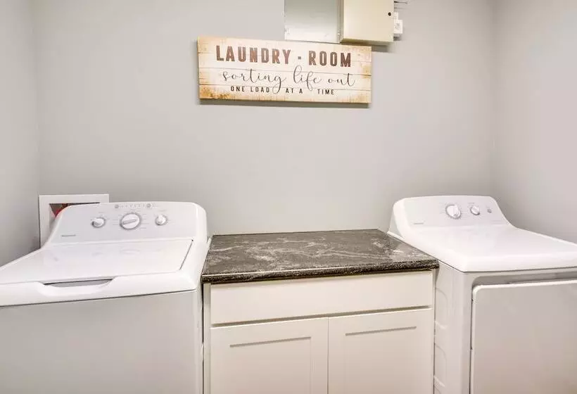 Lake Charles Home W/ Gas Grill & Fenced In Yard!