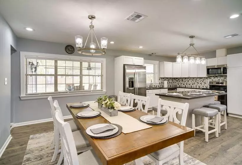 Lake Charles Home W/ Gas Grill & Fenced In Yard!