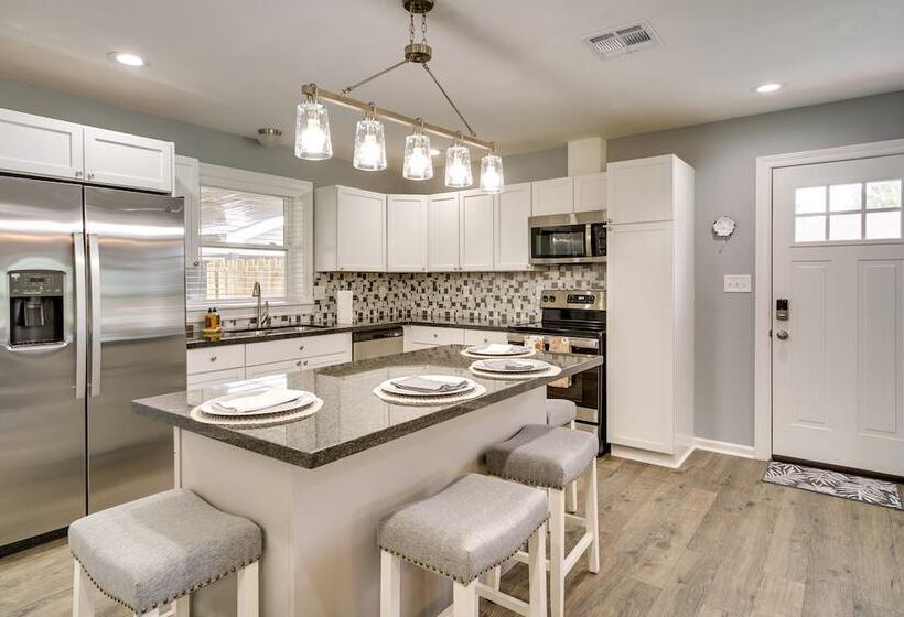 Lake Charles Home W/ Gas Grill & Fenced In Yard!