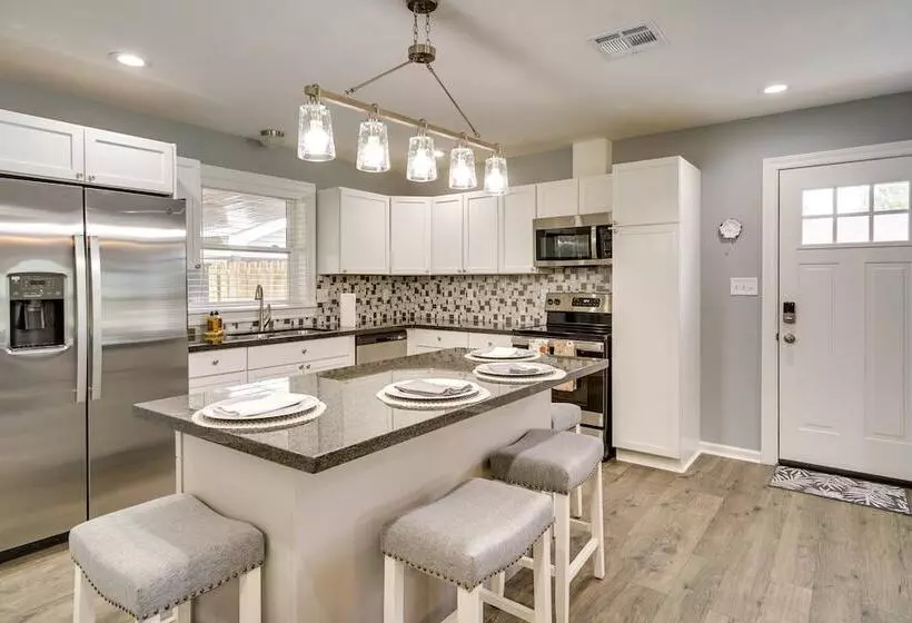 Lake Charles Home W/ Gas Grill & Fenced In Yard!