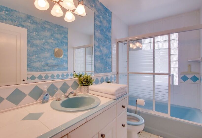 Lakefront Algoma Home W/ Deck, Grill & Fireplace