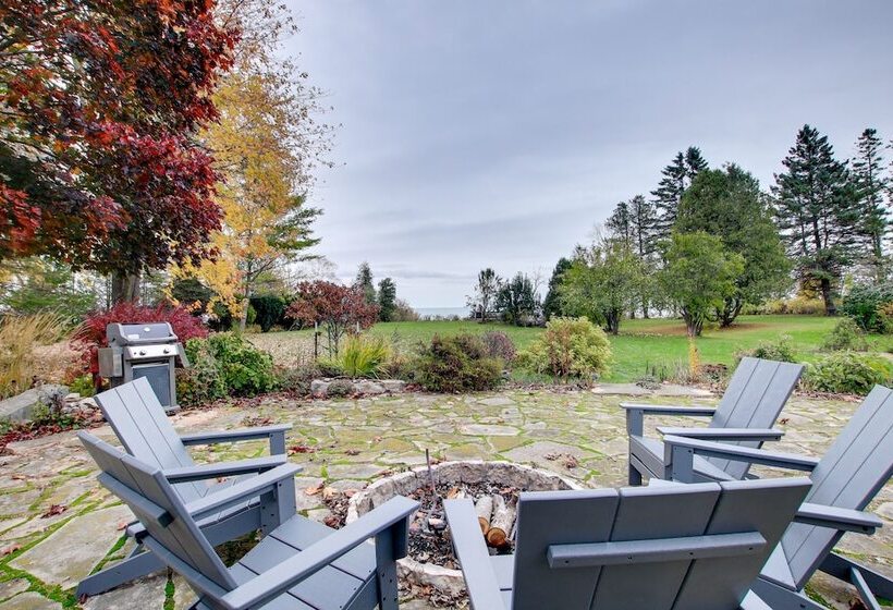 Lakefront Algoma Home W/ Deck, Grill & Fireplace