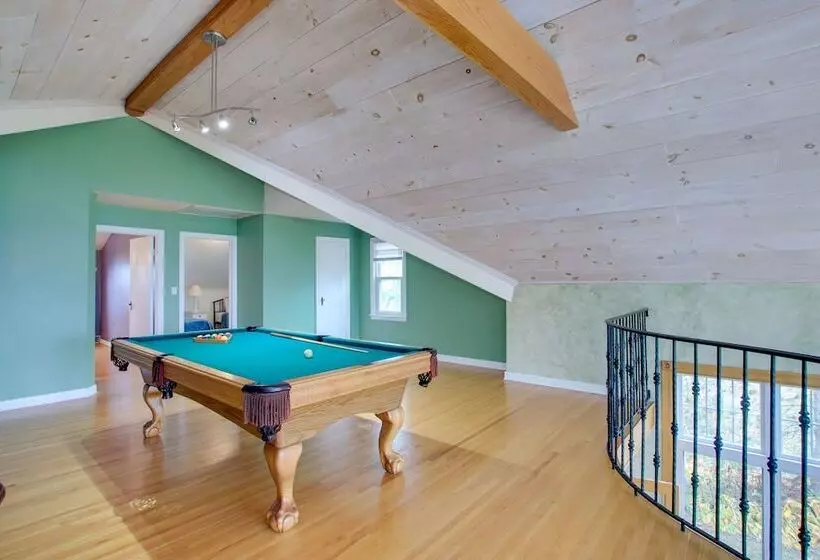 Lakefront Algoma Home W/ Deck, Grill & Fireplace