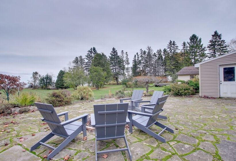 Lakefront Algoma Home W/ Deck, Grill & Fireplace