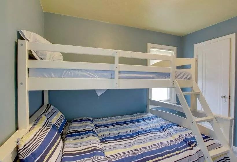 Lakefront Algoma Home W/ Deck, Grill & Fireplace