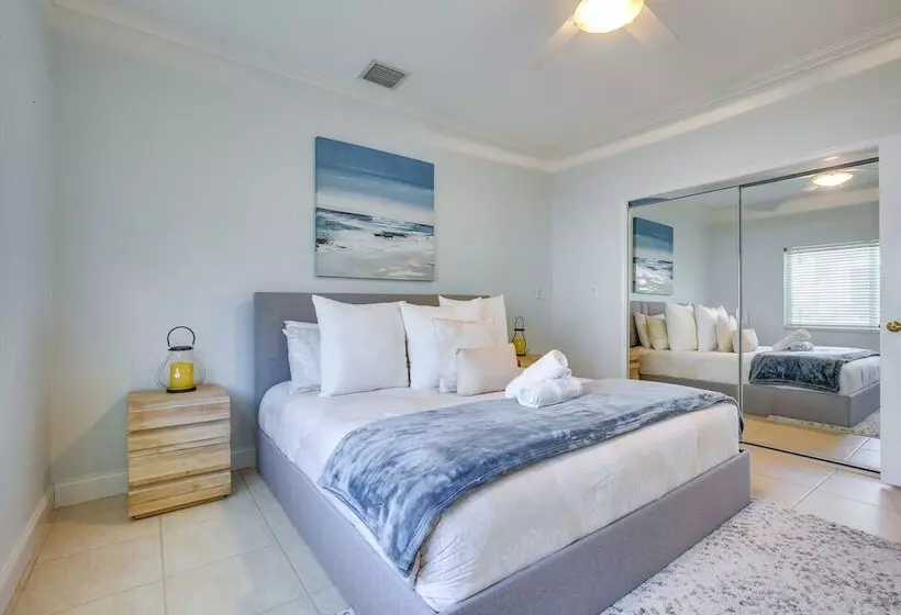 Canal Access & Pool: Lighthouse Point Getaway!