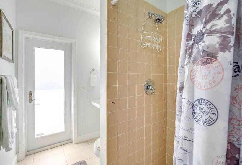 Canal Access & Pool: Lighthouse Point Getaway!