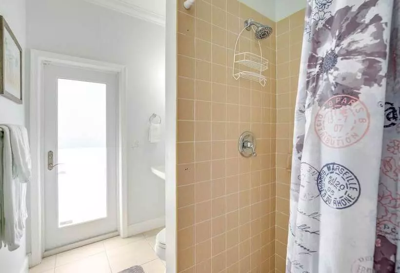 Canal Access & Pool: Lighthouse Point Getaway!