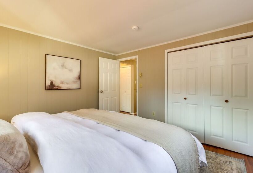 Pet Friendly Cottage In The Poconos W/ Hot Tub!