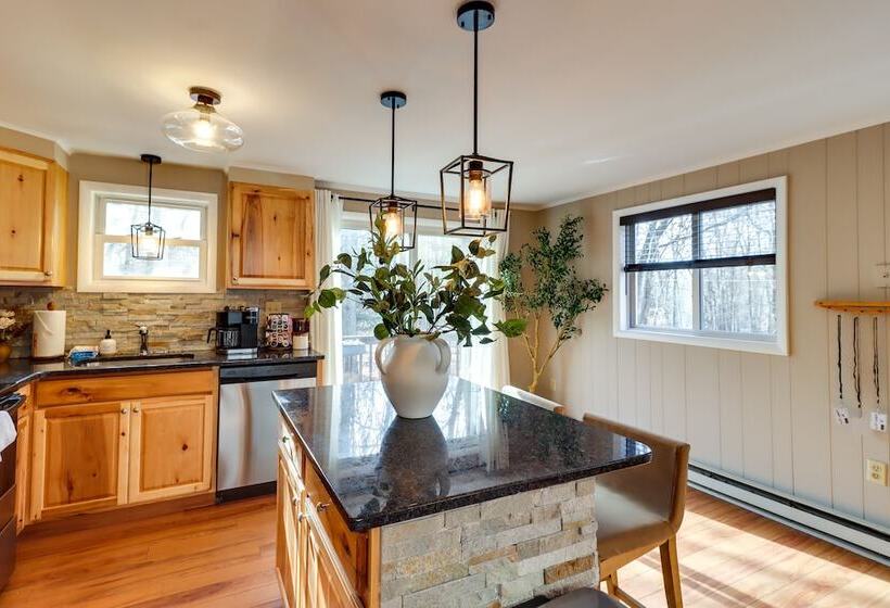 Pet Friendly Cottage In The Poconos W/ Hot Tub!