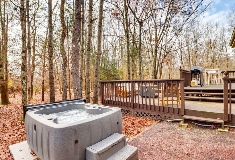 Pet Friendly Cottage In The Poconos W/ Hot Tub!