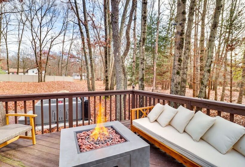 Pet Friendly Cottage In The Poconos W/ Hot Tub!