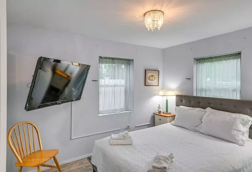 Pet Friendly Great Neck Home ~ 1 Mi To Kings Point