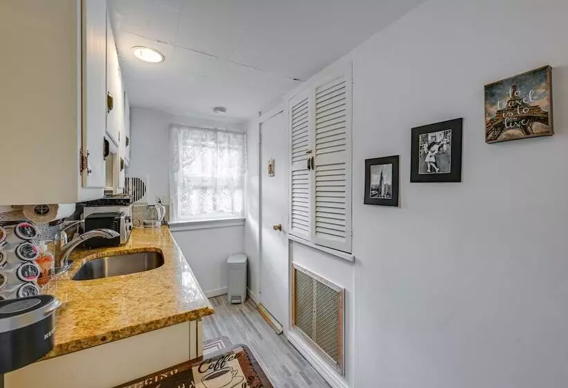 Pet Friendly Great Neck Home ~ 1 Mi To Kings Point