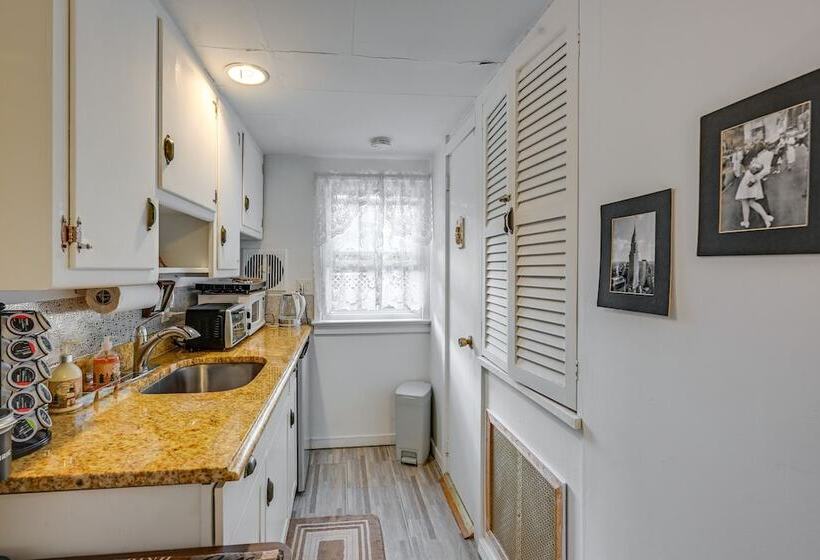 Pet Friendly Great Neck Home ~ 1 Mi To Kings Point