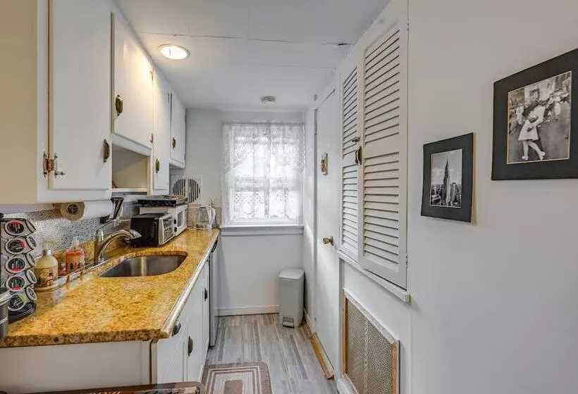 Pet Friendly Great Neck Home ~ 1 Mi To Kings Point