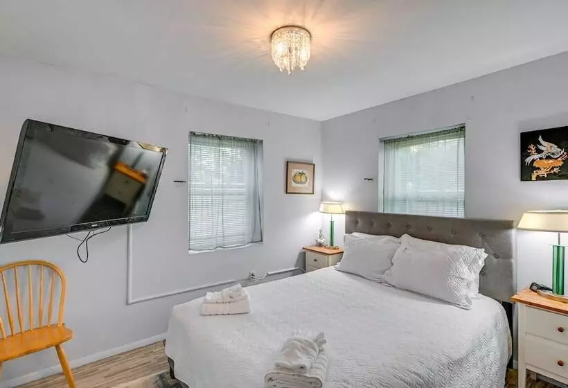 Pet Friendly Great Neck Home ~ 1 Mi To Kings Point