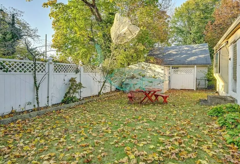 Pet Friendly Great Neck Home ~ 1 Mi To Kings Point