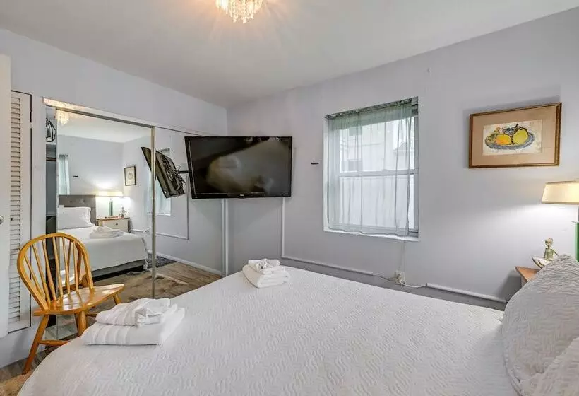 Pet Friendly Great Neck Home ~ 1 Mi To Kings Point