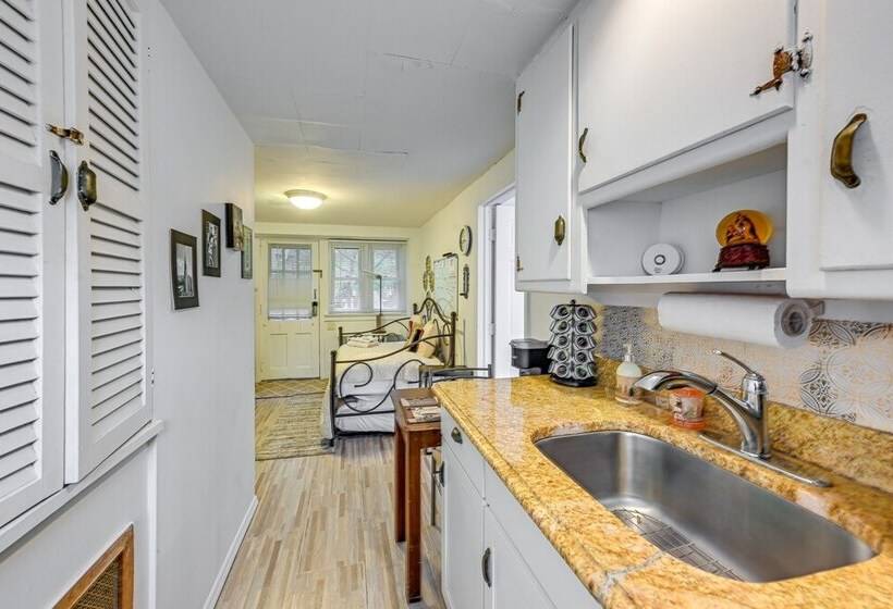 Pet Friendly Great Neck Home ~ 1 Mi To Kings Point