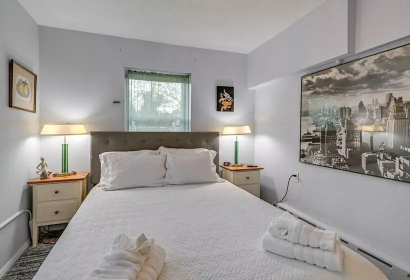 Pet Friendly Great Neck Home ~ 1 Mi To Kings Point