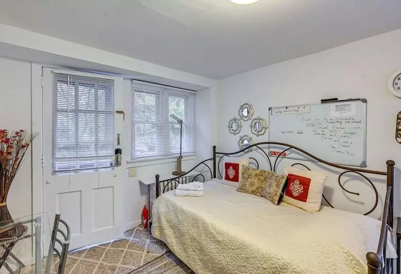 Pet Friendly Great Neck Home ~ 1 Mi To Kings Point