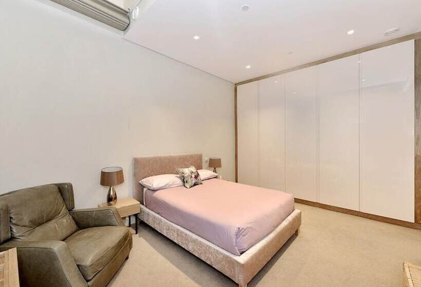 اقامتگاه Charming 3 Bed House In London