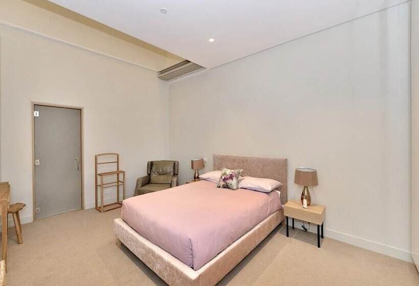 اقامتگاه Charming 3 Bed House In London