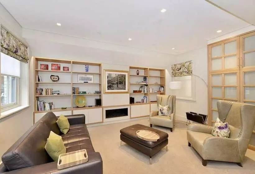 Residenssi Charming 3 Bed House In London