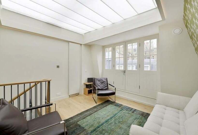 اقامتگاه Charming 3 Bed House In London