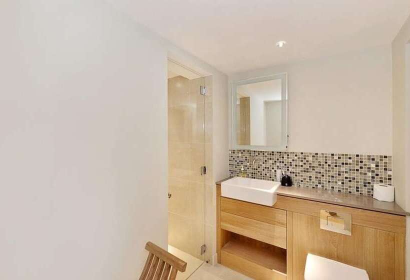 اقامتگاه Charming 3 Bed House In London