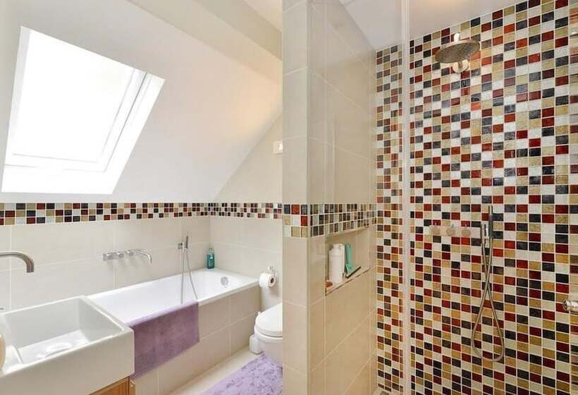 اقامتگاه Charming 3 Bed House In London