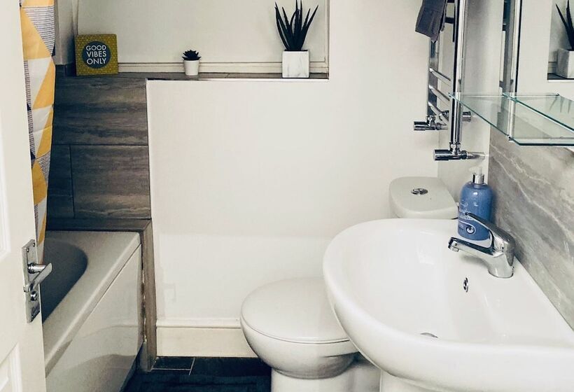 Residens Inviting 7 Bed House In Coventry City Centre