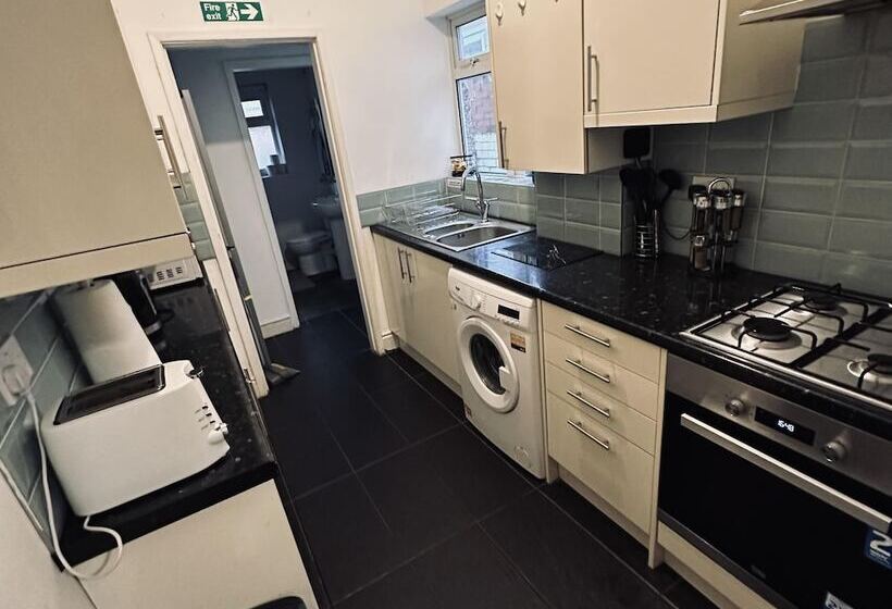 Residens Inviting 7 Bed House In Coventry City Centre