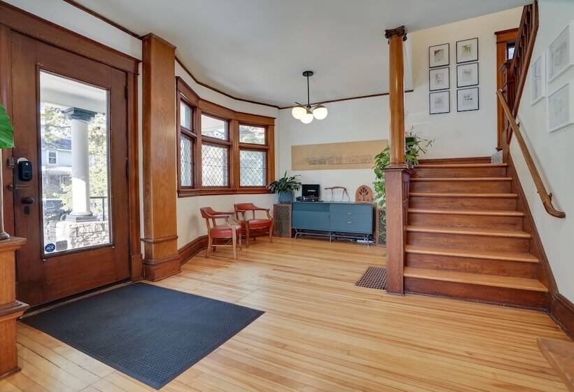 Spacious Minneapolis Home   2 Mi To Downtown!