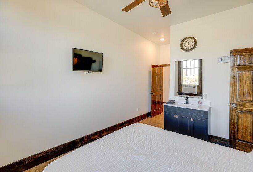 Spacious South Dakota Retreat Near Golfing!