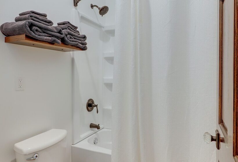 Spacious South Dakota Retreat Near Golfing!