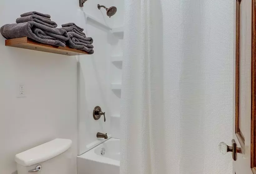 Spacious South Dakota Retreat Near Golfing!