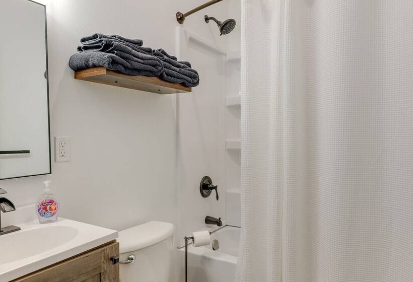 Spacious South Dakota Retreat Near Golfing!