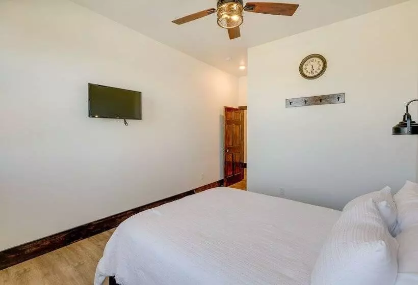 Spacious South Dakota Retreat Near Golfing!