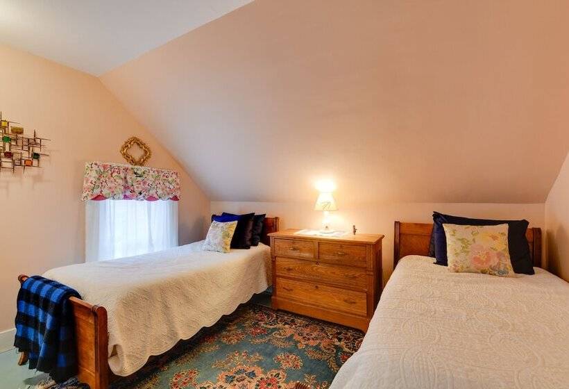 The Hobble Inn In Historic Stowe: 8 Mi To Ski!