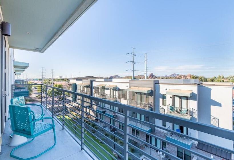 Two Modern Cozysuites At Town Lake Waterfront