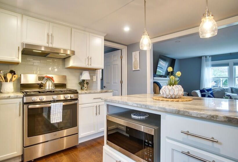 West Yarmouth Cottage W/ Gas Grill: Walk To Beach!