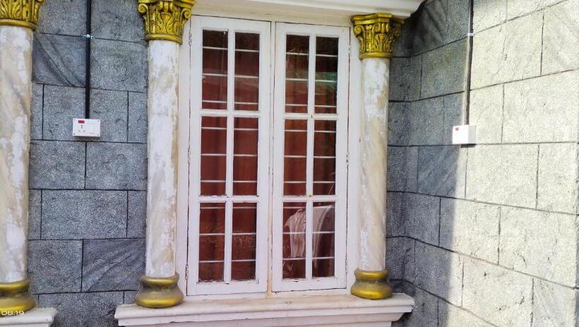 הוסטל Eden Holidays Ev