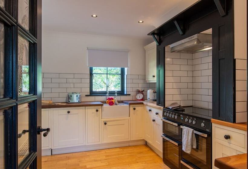 Northern Hideaways Apple Store, Ellingham