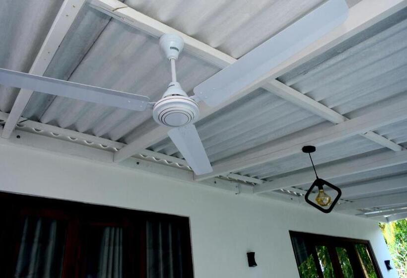 ホテル Lake & Ocean Villa Ahangama