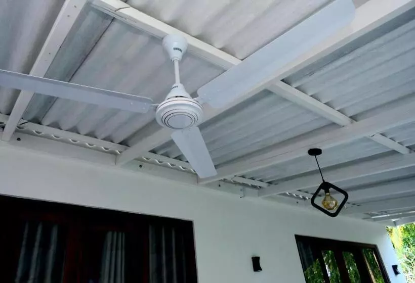 Hotelli Lake & Ocean Villa Ahangama