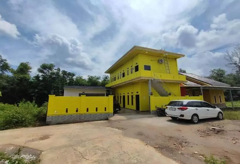 Hotelli Penginapan Dvn & Tmy 01 Mitra Reddoorz